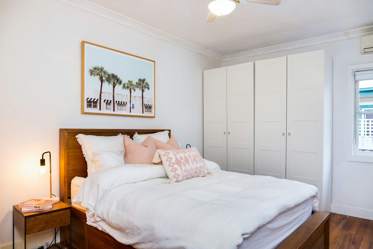 Helles Apartment-Schlafzimmer mit Doppelbett und Schrank.